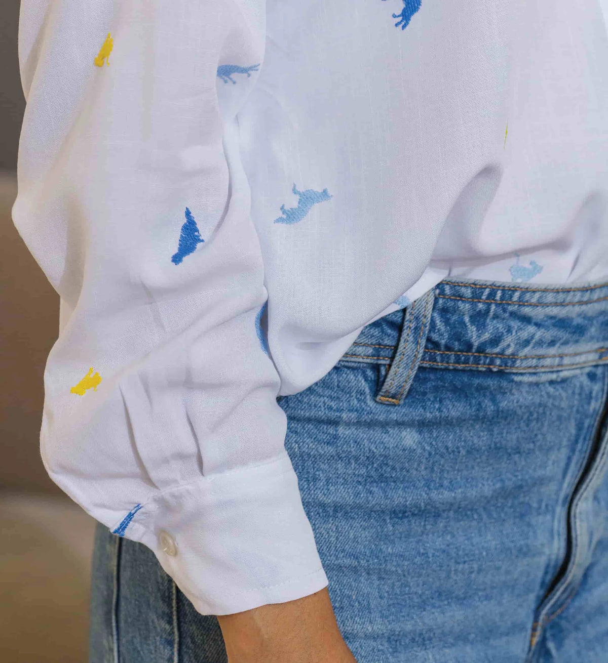Camisa Ext Full Bordado Perros Blanco