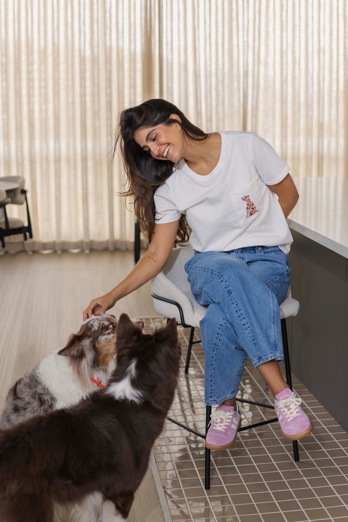 Camiseta Básica Ext Bolsillo Bordado Perro