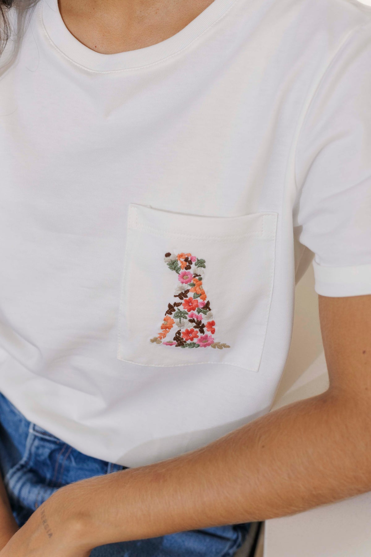 Camiseta Básica Ext Bolsillo Bordado Perro